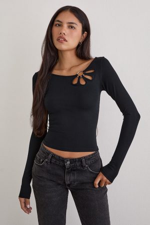 Donela Long Sleeve Top in Flower Ring Black